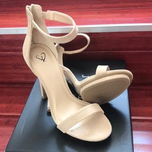NWT Windsor nude suede heels 7.5